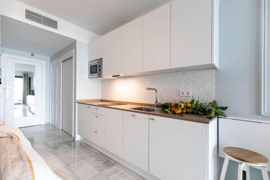 Central & Renovated Studio With Pool In Puerto Banus Lägenhet